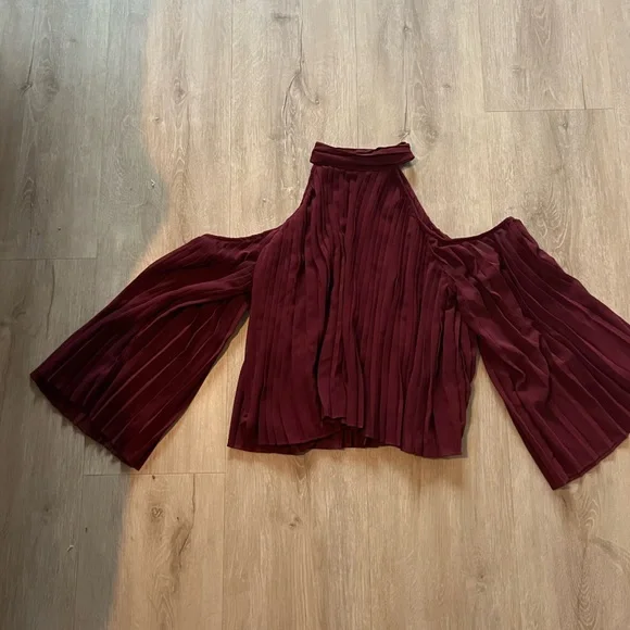 Walter Baker burgundy ♥️ women’s cold shoulder blouse size S - Picture 4 of 7